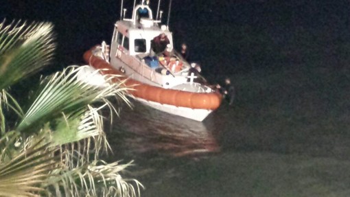 Peschereccio si schianta contro gli scogli del molo lungo di Oneglia: in salvo l’equipaggio