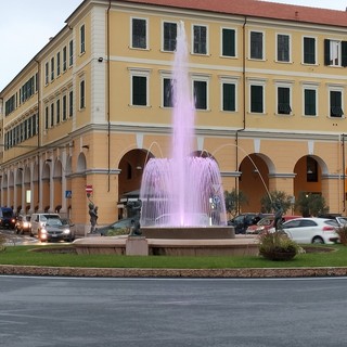 Mese della Lilt, la fontana di piazza Dante a Imperia si colora di rosa