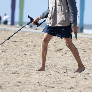 Imperia, alla ricerca di oggetti smarriti in spiaggia con il metal detector