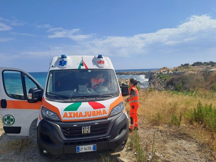 Tragedia, surfista muore scaraventato sugli scogli dal vento