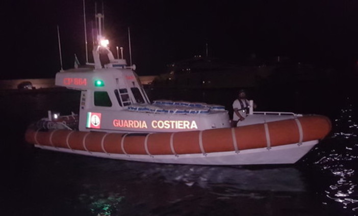 Diportista colto da malore al largo di Imperia soccorso dalla guardia costiera