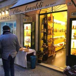 Da Lucinasco ad Alassio, Olio Ansaldi apre uno store nel cuore della città del Muretto (foto e video)