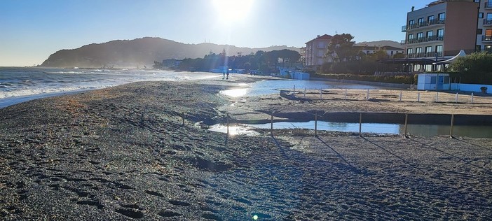 La mareggiata non ha risparmiato Diano Marina, l’accusa sui social: “Sprecati 5 milioni di euro”