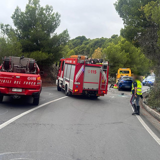 Perde il controllo dell’auto e si ribalta su capo Berta: donna soccorsa dal 118