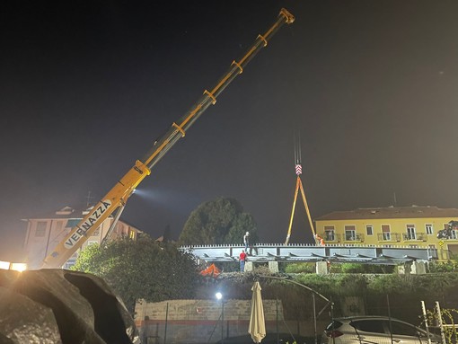 Iniziate a San Bartolomeo al Mare le operazioni di posa del nuovo ponte di via Roma (foto e video)