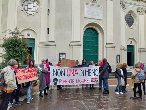 Imperia, flash mob di &quot;Non una di meno&quot;: &quot;Per dire no agli antiabortisti nei consultori&quot; (foto e video)