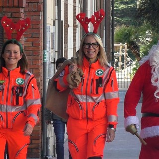 Imperia, Vigilia di Natale con Babbo Natale della Croce Bianca che regala foto e sorrisi