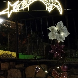 Con addobbi e luminarie, il borgo di Aurigo si prepara al Natale con numerose iniziative.