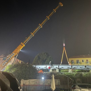 Iniziate a San Bartolomeo al Mare le operazioni di posa del nuovo ponte di via Roma (foto e video)