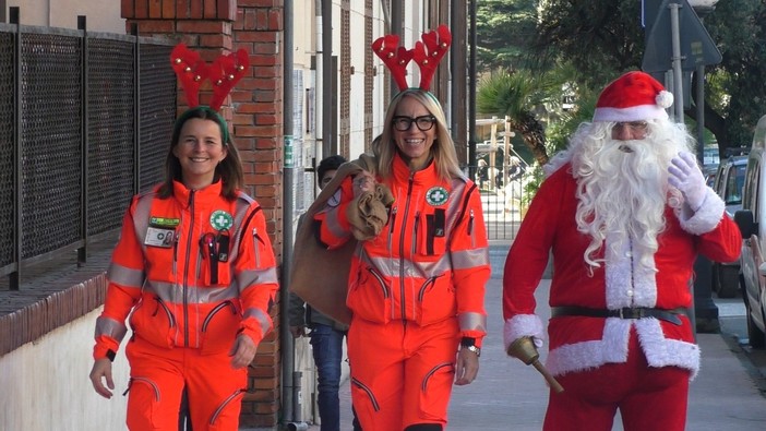 Imperia, Vigilia di Natale con Babbo Natale della Croce Bianca che regala foto e sorrisi