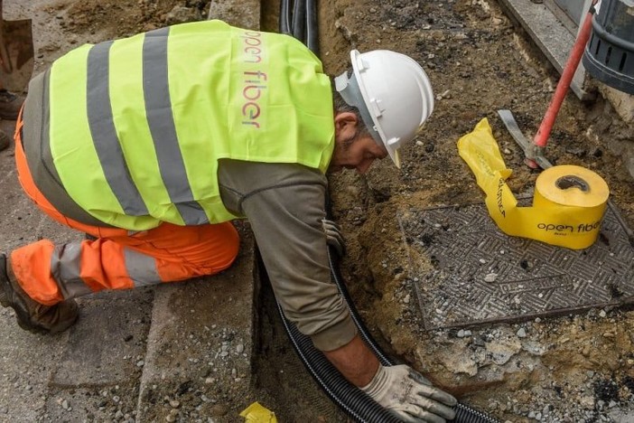 Divieto di sosta in via Trento a Imperia per la posa dei cavi della fibra ottica