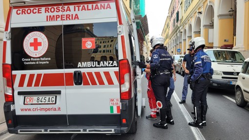 Imperia, dà in escandescenze sotto i portici di via Bonfante