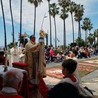 La Processione del Corpus Domini in Borgo Peri a Oneglia (foto)