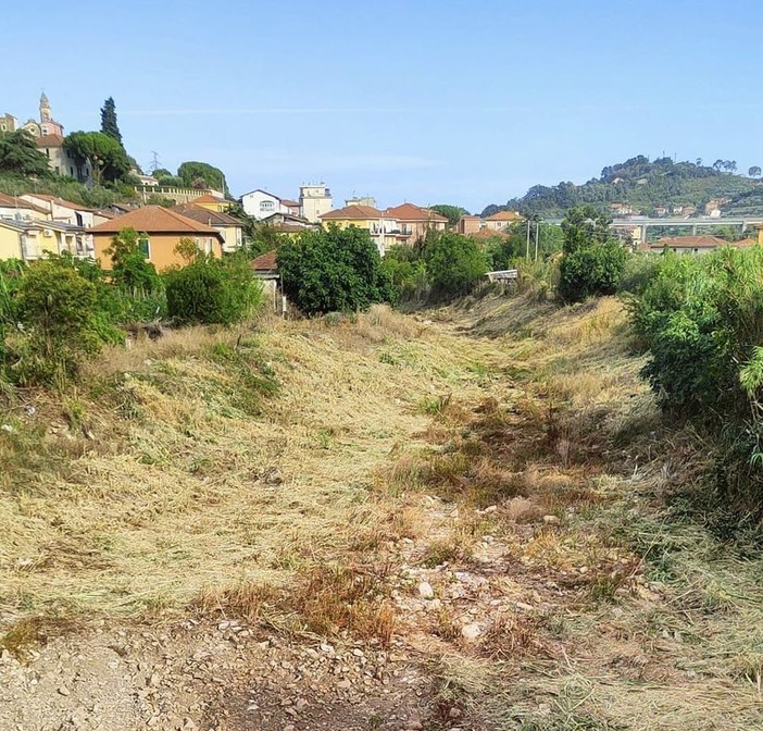 Ruspe in azione nel torrente Caramagna, manutenzione per evitare esondazioni