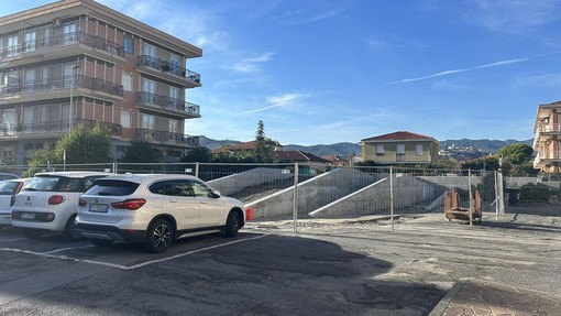 Piazza della Costituzione, la pista ciclabile di Diano Marina e la rampa della discordia