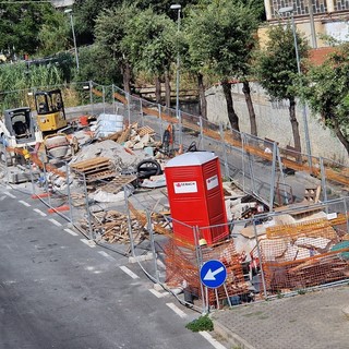 Caramagna, i materiali per i lavori della bretella lasciati in un parcheggio in regione Marte