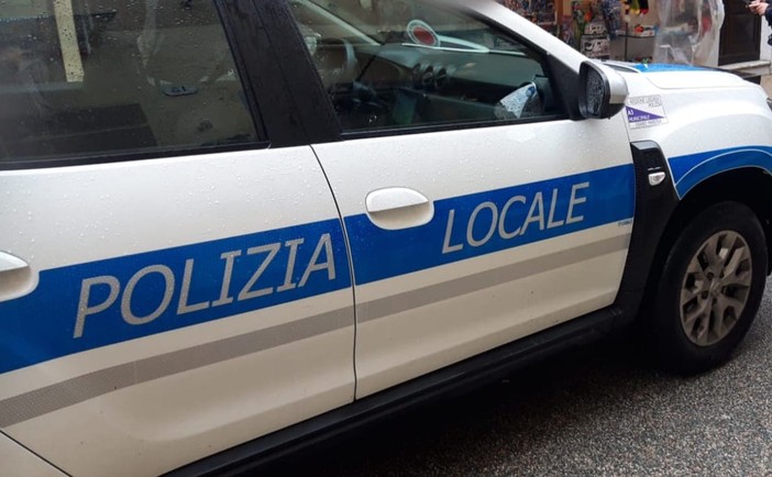 Petardi venduti a minorenni, la polizia locale di Diano Marina denuncia un venditore