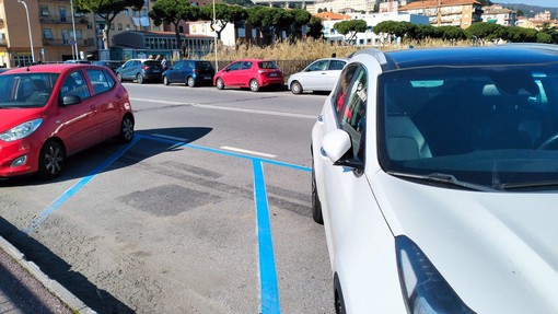 Strisce blu, non si ferma la raccolta firme contro il nuovo piano parcheggi