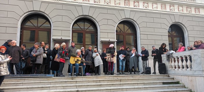 Imperia, un flash mob davanti al Cavour: &quot;La cittadinanza è impaziente di riavere il teatro&quot;