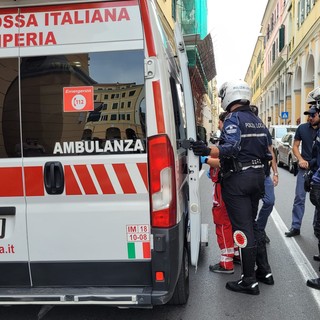 Imperia, dà in escandescenze sotto i portici di via Bonfante