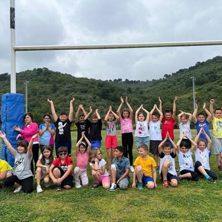 Il 'Pino Valle' come una tela per i bambini della scuola primaria di via Gibelli