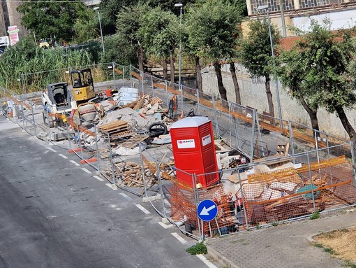 Caramagna, i materiali per i lavori della bretella lasciati in un parcheggio in regione Marte