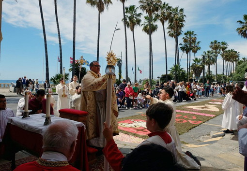 La Processione del Corpus Domini in Borgo Peri a Oneglia (foto)