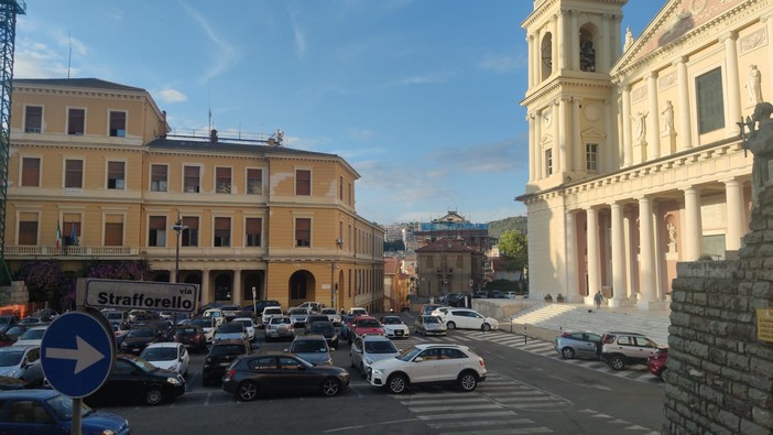 Piazza del Duomo di Imperia “ostaggio” dei lavori e basilica al buio