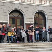 Imperia, un flash mob davanti al Cavour: &quot;La cittadinanza è impaziente di riavere il teatro&quot;