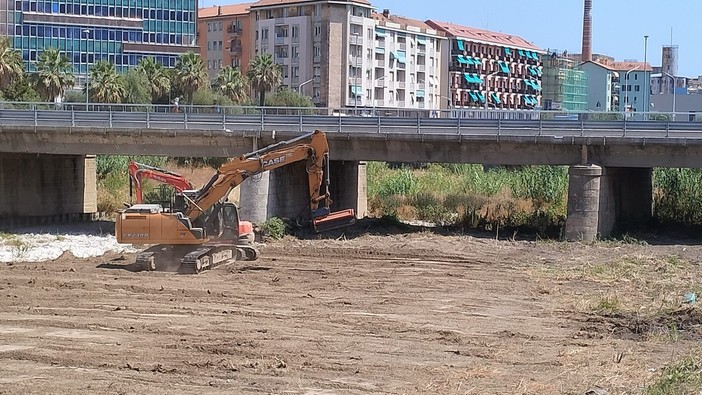 Partiti gli interventi di pulizia dei fiumi di Imperia (foto e video)