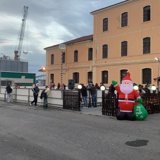 Pista di pattinaggio sul ghiaccio sul porto di Oneglia