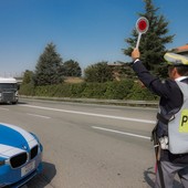 Sequestrati dalla Polstrada un trattore e un semirimorchio sull’Autofiori, era parcheggiato in senso di marcia opposto