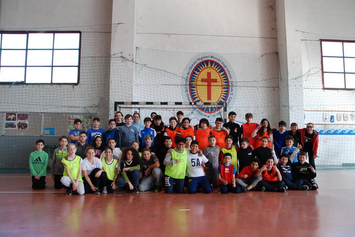 Torneo di pallamano alla Palestra San Camillo con le prime medie della scuola Nazario Sauro (foto)