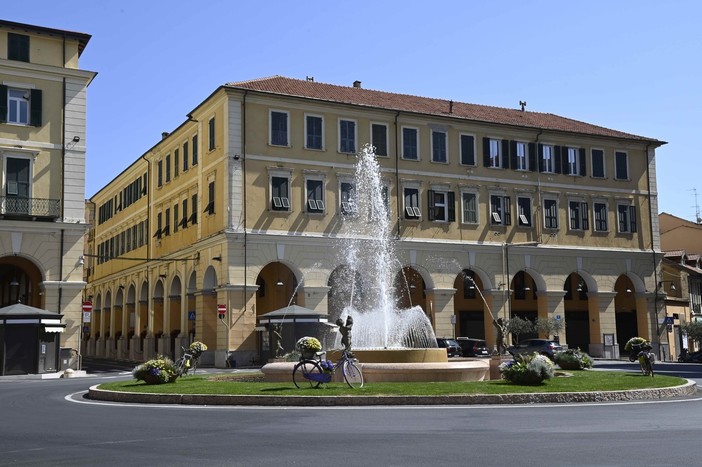 Imperia, la pedonalizzazione del centro di Oneglia inserita nel piano delle opere pubbliche. Scajola: &quot;Basta andare dentro i negozi con l'auto&quot;