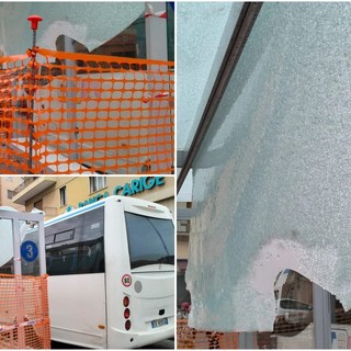 Vandali ancora in azione, distrutta la pensilina degli autobus in largo Nanollo Piana (foto)