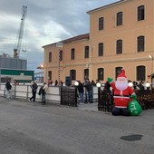 Pista di pattinaggio sul ghiaccio sul porto di Oneglia