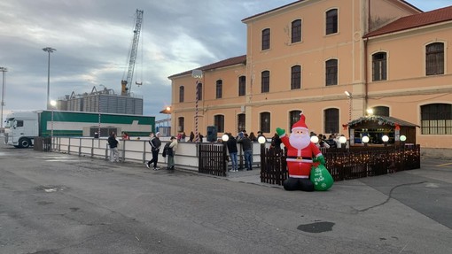 Pista di pattinaggio sul ghiaccio sul porto di Oneglia