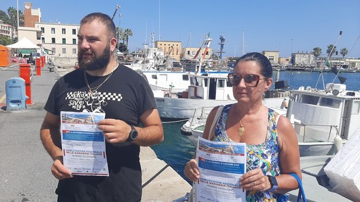 Imperia, in calata Cuneo la mobilitazione dei pescatori al suono delle sirene (foto e video)