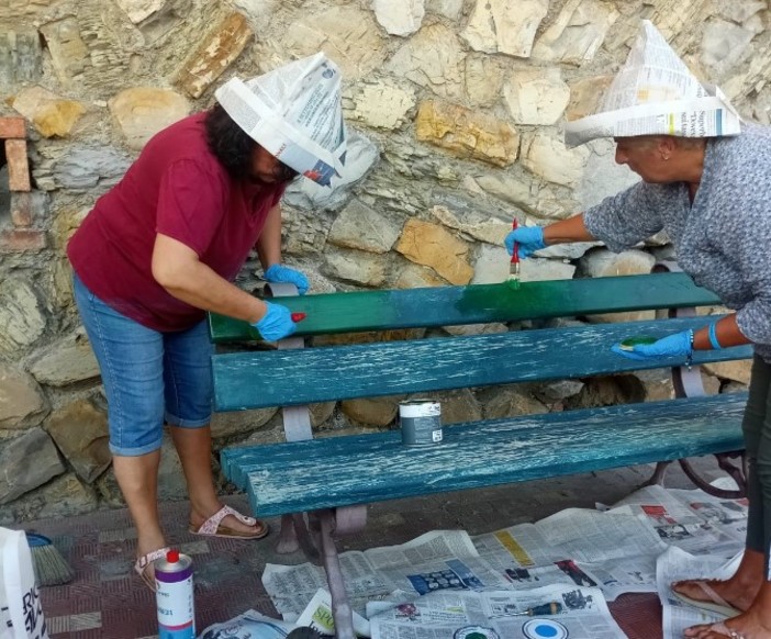 Imperia, verniciata dalla Giraffa a rotelle la panchina di piazzetta De Negri