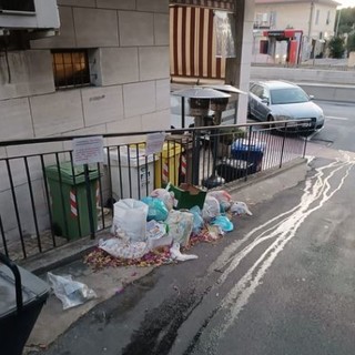 Borgo San Moro di Imperia e gli “addobbi”...fatti con i rifiuti, le proteste dei residenti