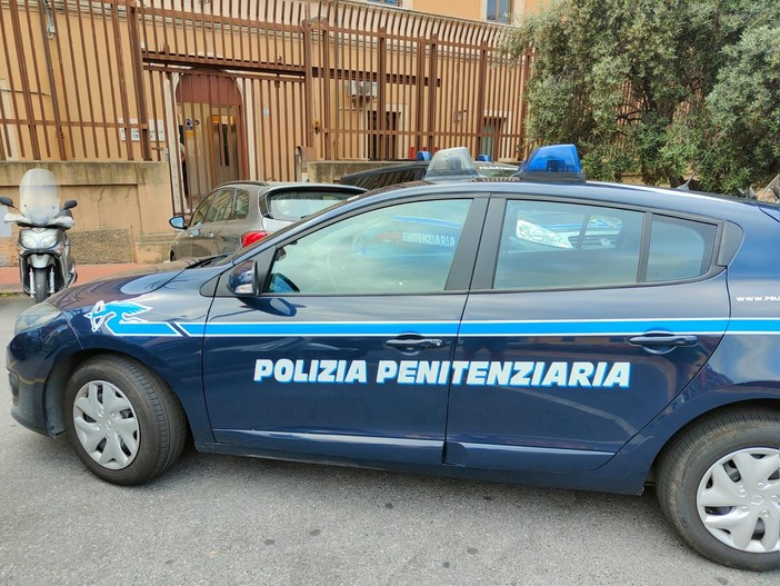 Imperia: uno smartphone in cella, detenuto ecuadoriano pizzicato dalla Polizia Penitenziaria mentre telefona