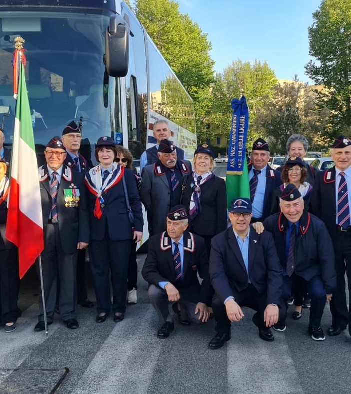 Delegazione proveniente dalla Liguria ad Ostia al 25° raduno dell'Associazione Nazionale Carabinieri (foto)