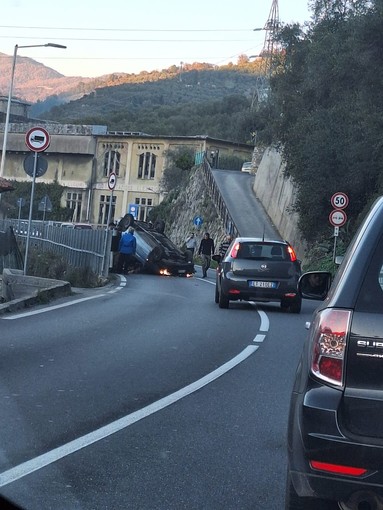 Imperia, furgone si ribalta sulla 28: traffico paralizzato e code chilometriche