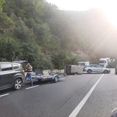 Acquetico, auto perde carrello sulla 28: traffico rallentato