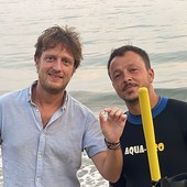 STORIE D'ESTATE/ Perde la fede in mare: l’anello ritrovato grazie al metal detector di Giulio Bajrami