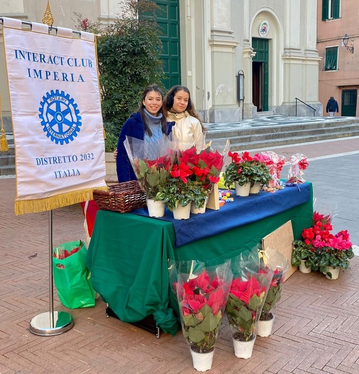 Rotary Club, giovani in piazza San Giovanni per un banchetto di beneficenza (foto)