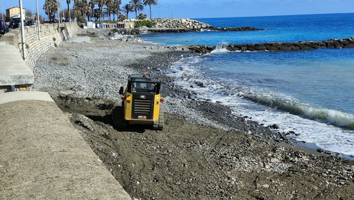 Imperia, ruspe all'opera per il ripascimento delle spiagge di Oneglia