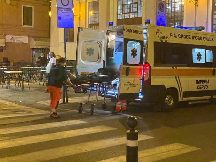 Imperia: rissa in pieno centro a Oneglia, uomo a terra privo di sensi (foto)