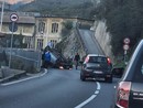 Imperia, furgone si ribalta sulla 28: traffico paralizzato e code chilometriche