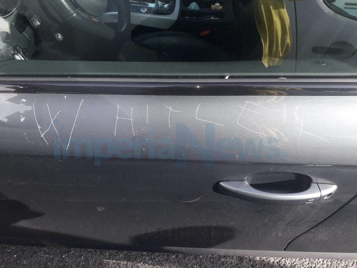 Raid vandalico a Imperia: svastiche e 'W Hitler' sulle auto parcheggiate al Prino (foto)